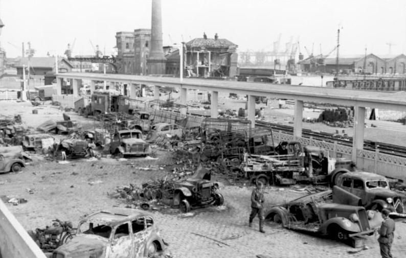 File:Bundesarchiv Bild 101I-383-0337-23, Frankreich, Calais, Zerstörte Fahrzeuge.jpg