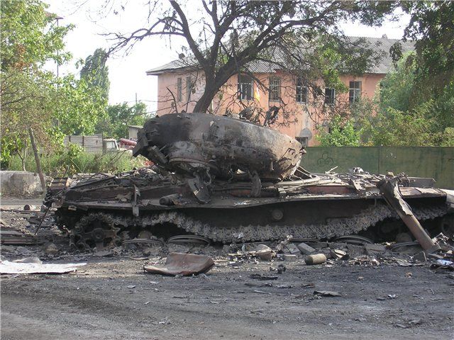 File:Burned Georgian T-72 tank in Tskhinvali.jpg