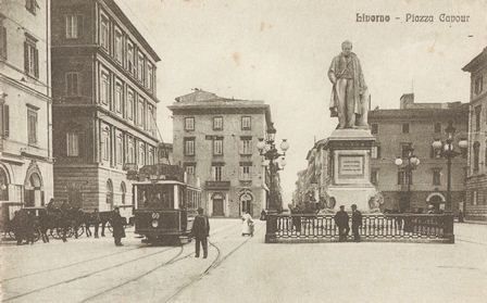 File:Livorno - Piazza Cavour con tram.JPG