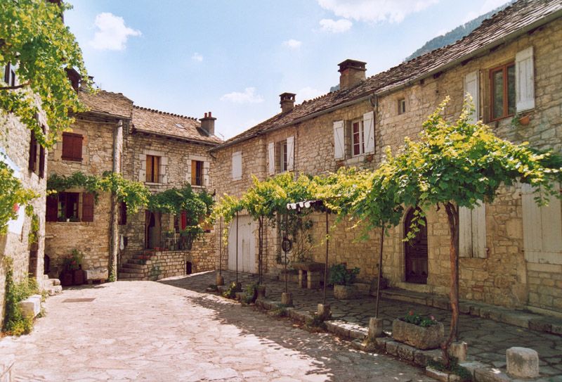 File:Sainte Enimie une place.jpg