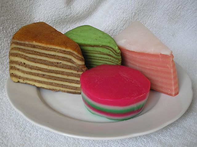 File:Spekkoek en Kue lapis.jpg