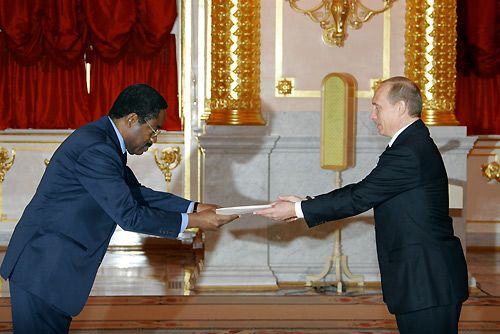 File:Vladimir Putin with Paul Bie-Eyene.jpg