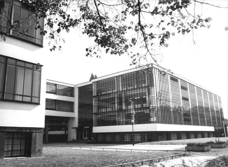 File:Bundesarchiv Bild 183-1987-0204-305, Dessau, Bauhaus.jpg