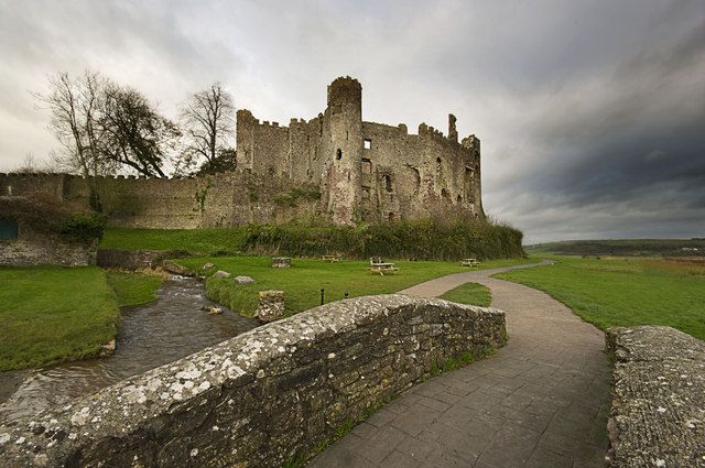 File:Laugharne Castle - geograph.org.uk - 1589971.jpg