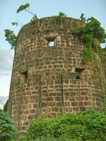 File:Madh-fort4.jpg