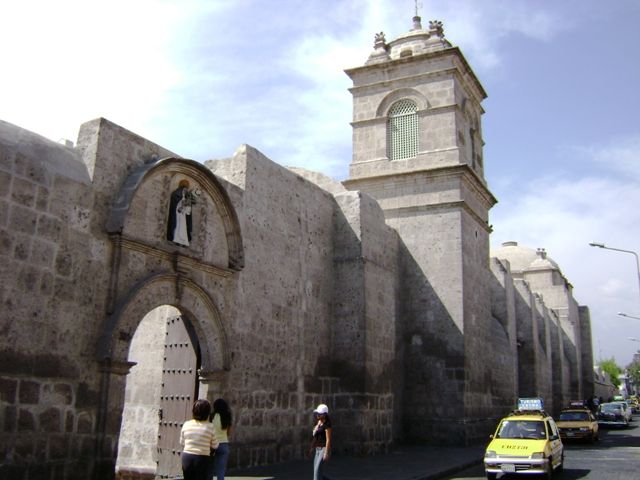 File:Monasterio de Santa Catalina 001, Arequipa, Peru.JPG