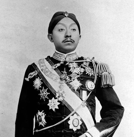 File:Pakubuwono X in uniform.jpg