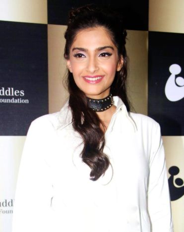 File:Sonam-graces-Cuddles-Foundation-2.jpg