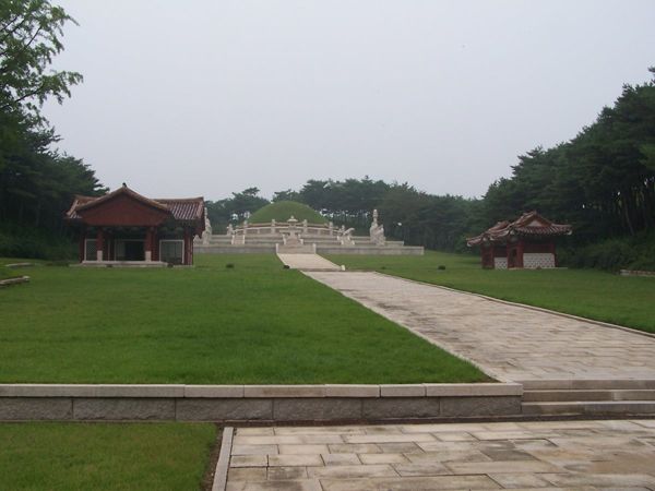 File:Tomb of Wang Geon - Kaesong07.jpg