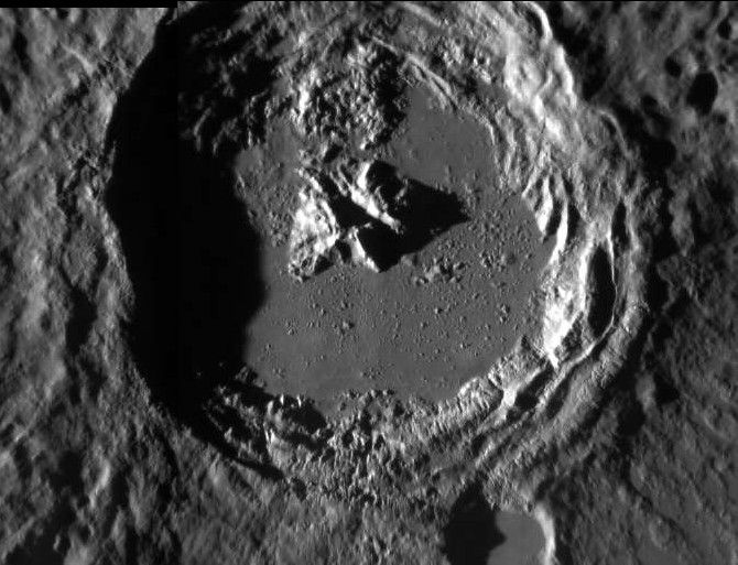 File:Kuiper crater EN0258690020M EN0258718820M.jpg