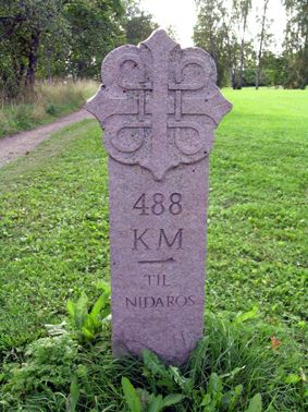 File:Pilgrimsleden milestone Hamar.jpg