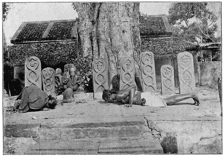 File:Vellālas worshipping lingam, snake-stones and Ganēsa..jpg