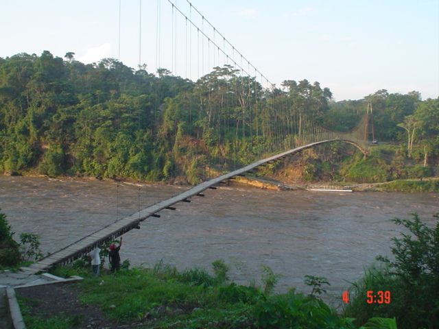 File:Puente colgante peatonal construido artesanalmente.jpg