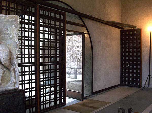 File:Scarpa door.JPG