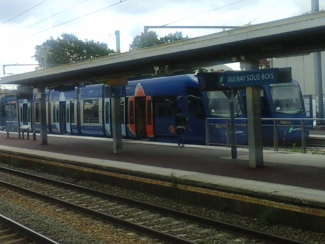 File:Aulnay-sous-Bois-TramTrain.jpg