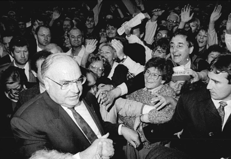 File:Bundesarchiv Bild 183-1990-0916-021, Dresden, CDU-Wahlveranstaltung, Helmut Kohl.jpg