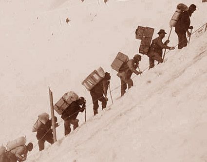 File:Chilkoot-klondikers.jpg