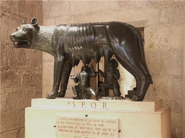 File:Louve capitoline de Narbonne.jpg