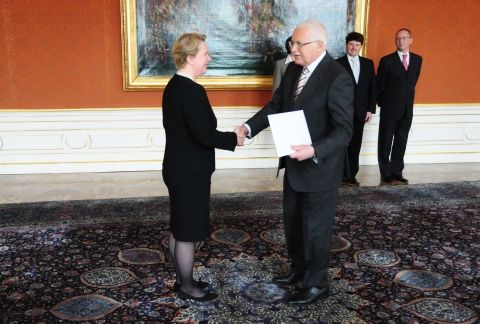 File:Maria-Pia Kothbauer with Vaclav Klaus.jpg