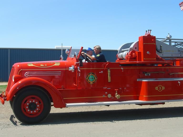 File:AntiqueFireEngine.JPG