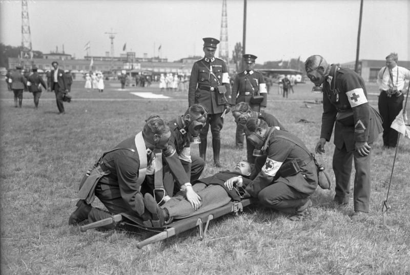 File:Bundesarchiv Bild 102-11536, Sanitäter bei DRK-Übung.jpg