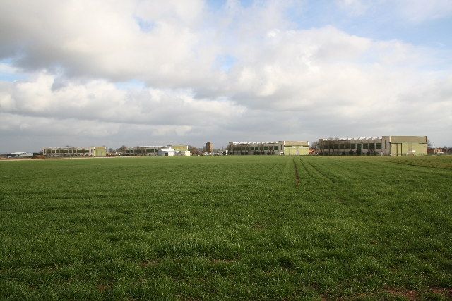 File:Hemswell hangars - geograph.org.uk - 123534.jpg