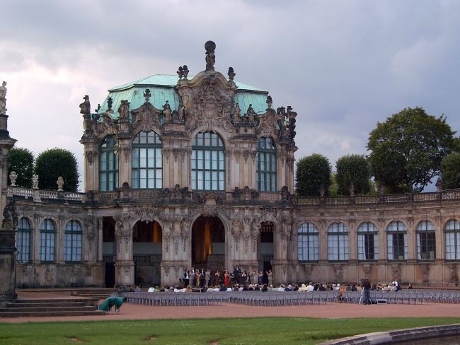 File:Landesbuehnen Zwinger.jpg