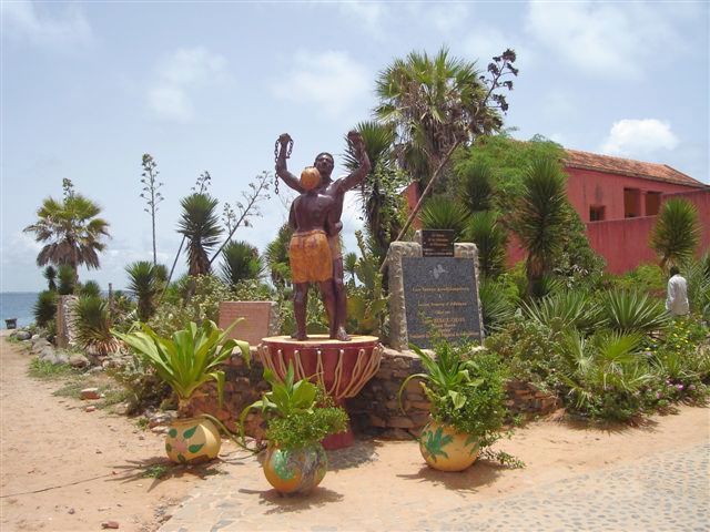 File:Maison-des-esclaves-goree-01.jpg