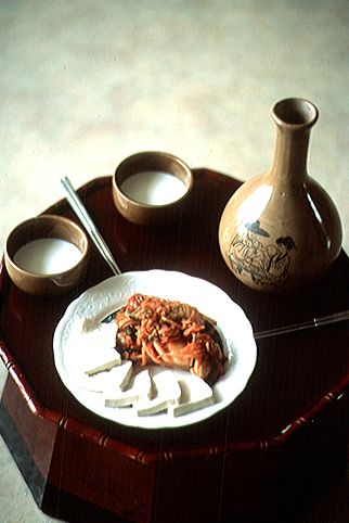 File:Makgeolli and dubu-kimchi(Tofu with Stir-Fried Kimchi).jpg