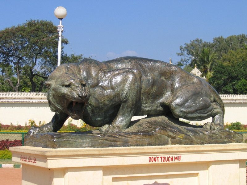 File:Stone-leapord-mysore-palace-gate.jpg