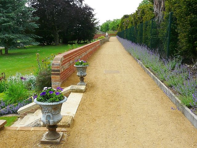 File:The Long Walk, Caversham Court.jpg