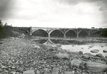 File:Broadway Bridge construction.jpg