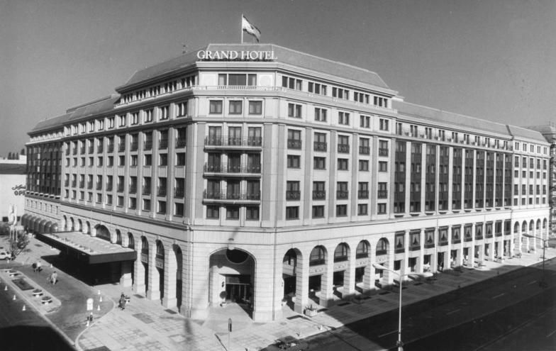 File:Bundesarchiv Bild 183-1987-0812-301, Berlin, "Grand Hotel".jpg