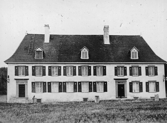 File:Mauvide-Genest Manor.jpg