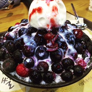 File:Mixed-berry Bingsu.jpg