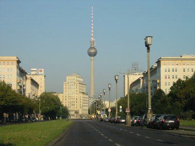 File:Karl-Marx-Allee Fernsehturm.jpg