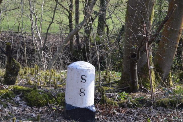 File:Milestone 8 miles to Sedbergh.jpg