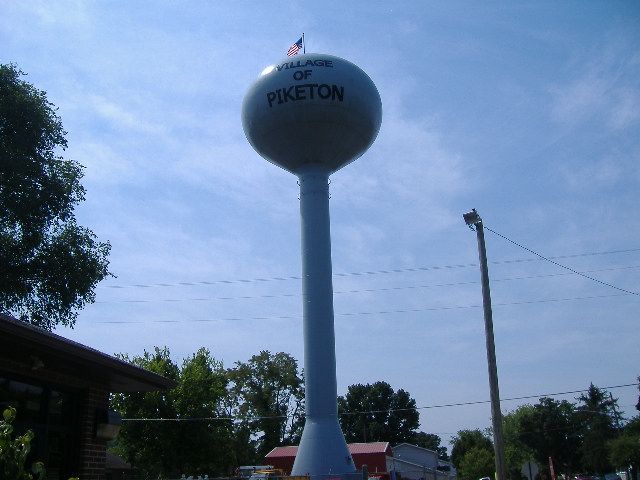 File:Piketon, Ohio Water Tower.jpg