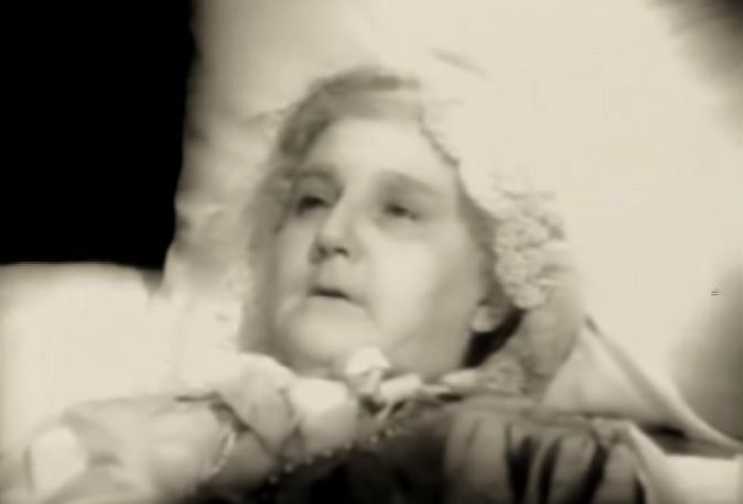 File:Sara García in La abuelita (1942) 2.jpg