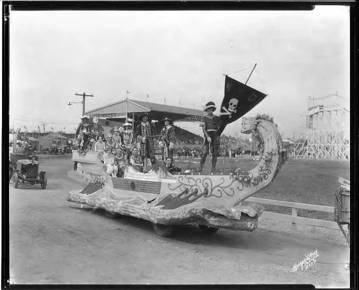 File:1925 YMKG float at Plant Field.jpg