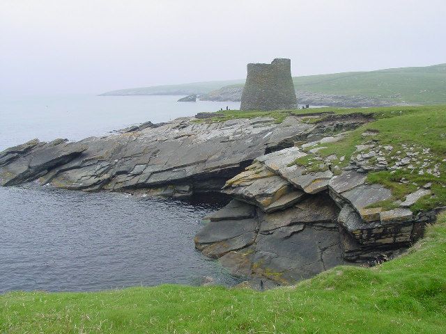 File:A misty day at Mousa Broch.jpg