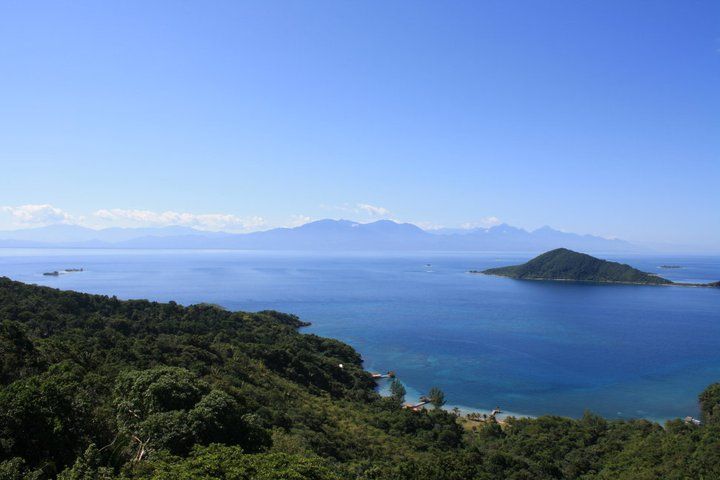 File:Cayos Cochinos Lighthouse view.jpg