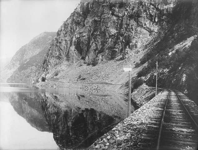 File:Flekkefjordbanen at Lundevatnet.jpeg