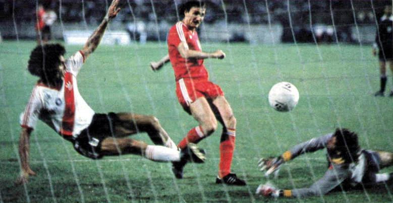 File:Gol polonia v river 1986.jpg