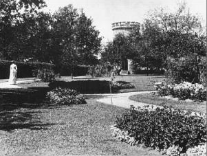 File:Ida Dixon at The Gables Mansion (1890).PNG