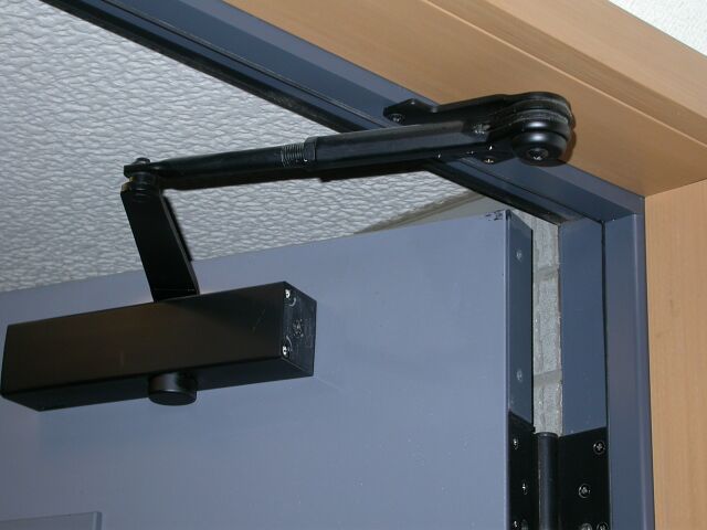 File:Mechanical door closer.jpg