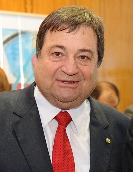 File:César Halum em abril de 2014.jpg