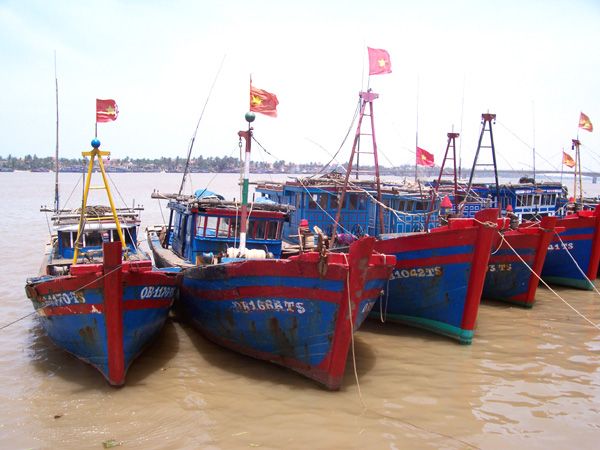 File:Fishing boats, Dong Hoi.jpg