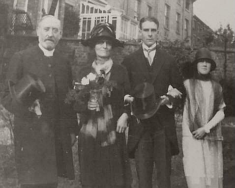 File:John Tiarks with wife and parents (2).jpg