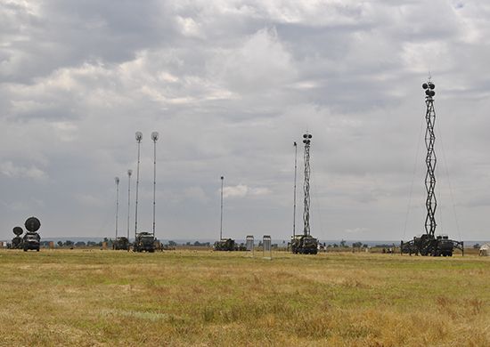 File:Russian military signalmen at the exercises.jpg